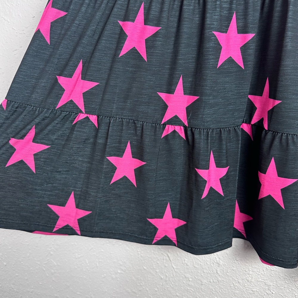 HEIMISH USA Women’s Pink Star Patterned Top Size 1X - Picture 3 of 5